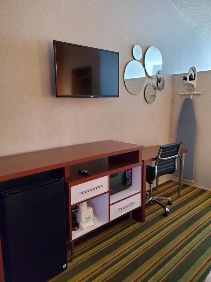 ฮาวเวิร์ด จอห์นสัน บาย วินด์แฮม ฟินิกซ์ แอร์พอร์ต/ดาวน์ทาวน์แอเรีย Hotel ฟีนิกซ์ ภายนอก รูปภาพ