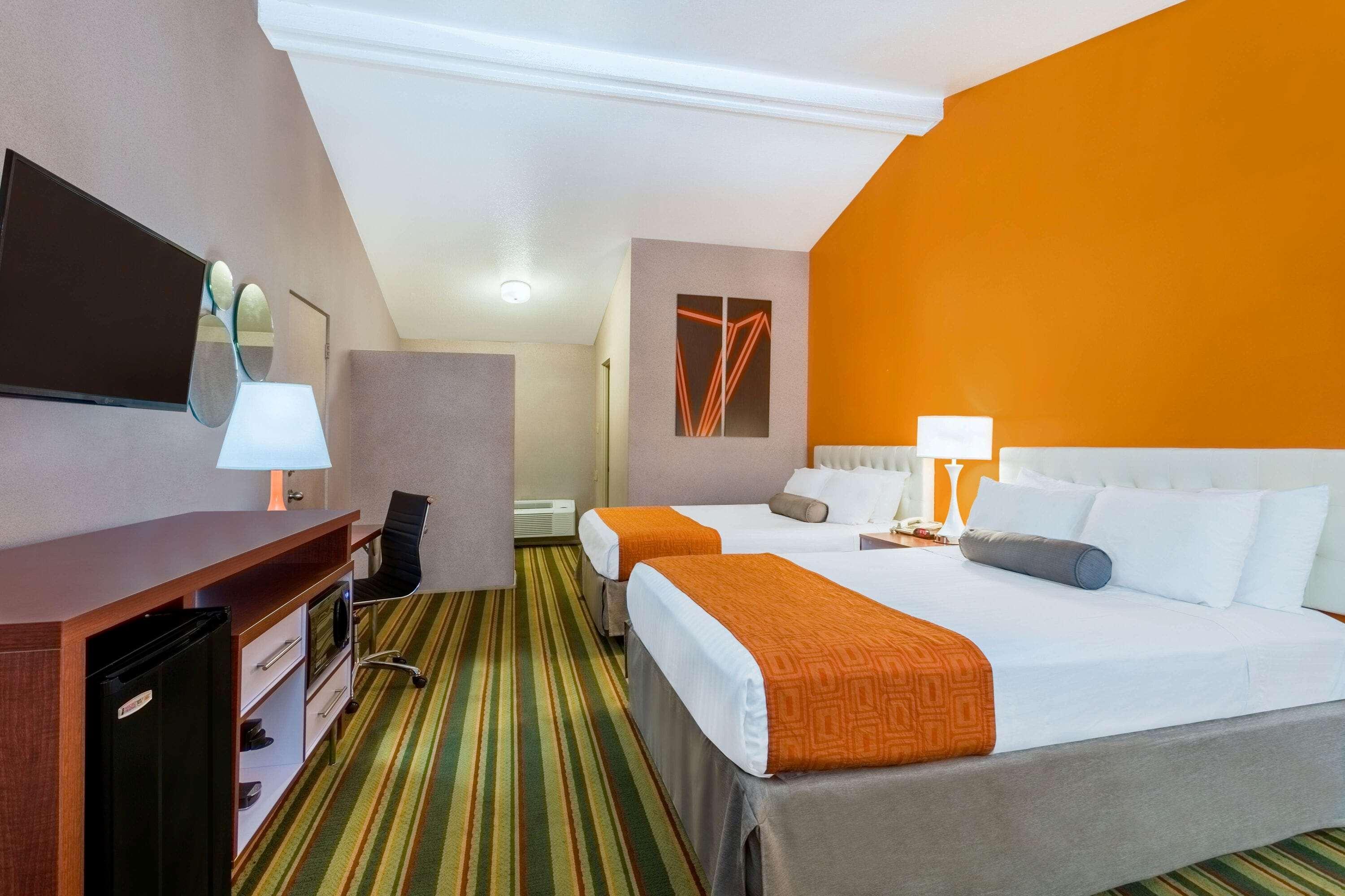 ฮาวเวิร์ด จอห์นสัน บาย วินด์แฮม ฟินิกซ์ แอร์พอร์ต/ดาวน์ทาวน์แอเรีย Hotel ฟีนิกซ์ ภายนอก รูปภาพ