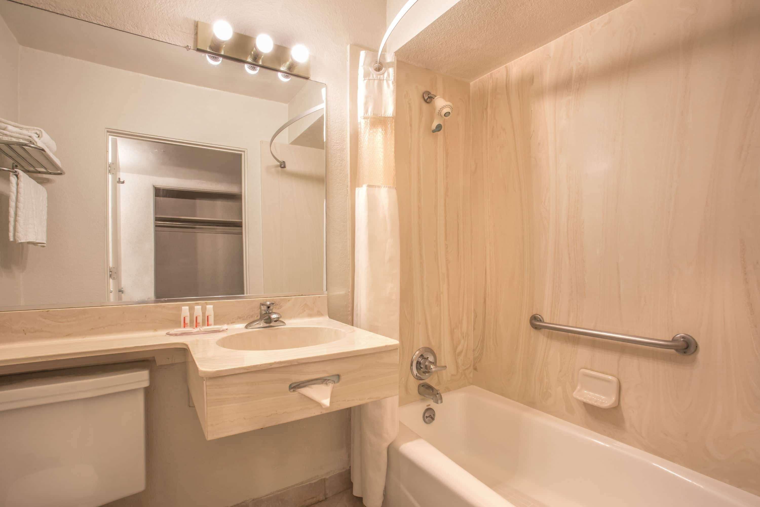 ฮาวเวิร์ด จอห์นสัน บาย วินด์แฮม ฟินิกซ์ แอร์พอร์ต/ดาวน์ทาวน์แอเรีย Hotel ฟีนิกซ์ ภายนอก รูปภาพ