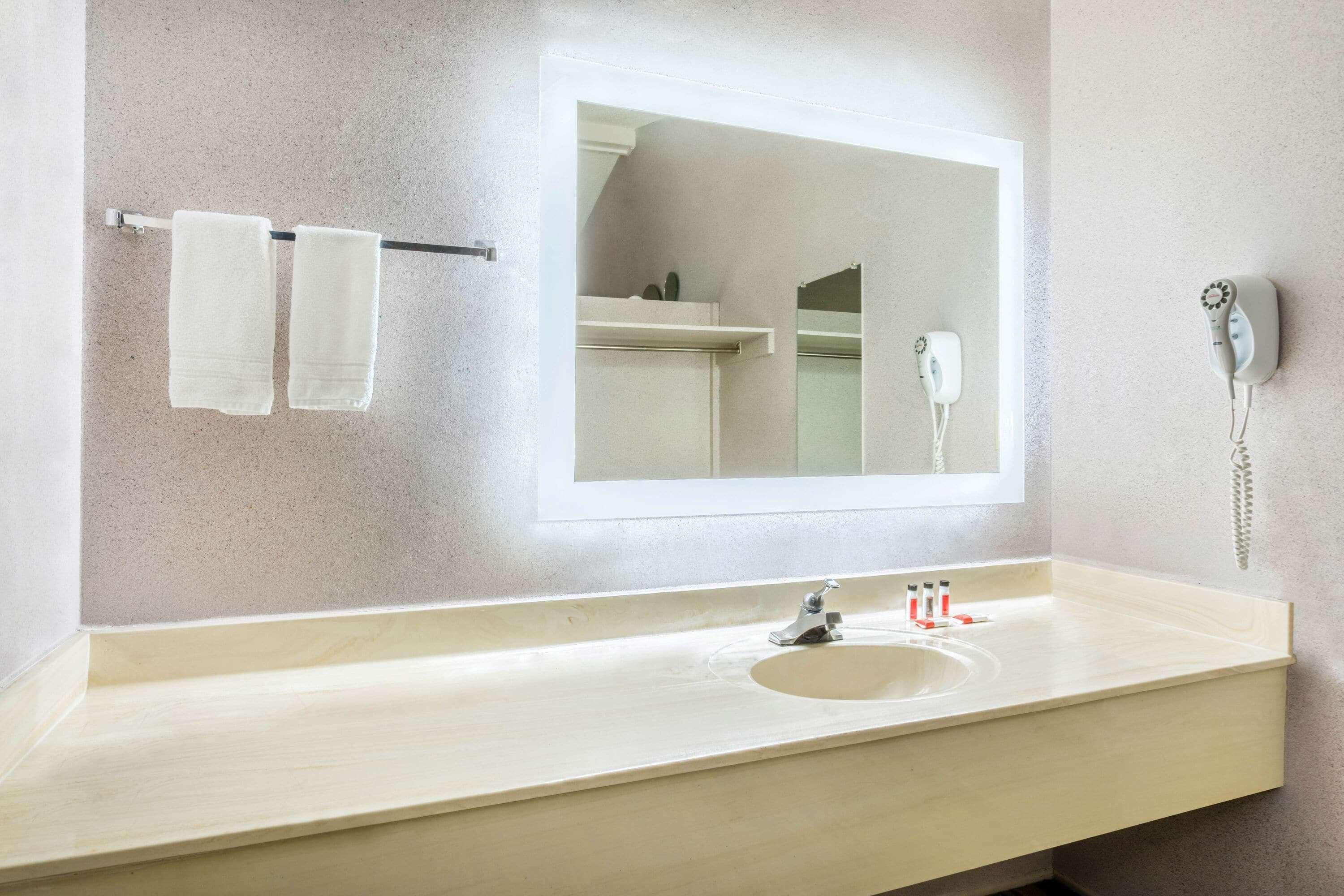 ฮาวเวิร์ด จอห์นสัน บาย วินด์แฮม ฟินิกซ์ แอร์พอร์ต/ดาวน์ทาวน์แอเรีย Hotel ฟีนิกซ์ ภายนอก รูปภาพ